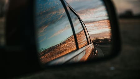 Espejo retrovisor; auto; vehículo. Foto: Unsplash.