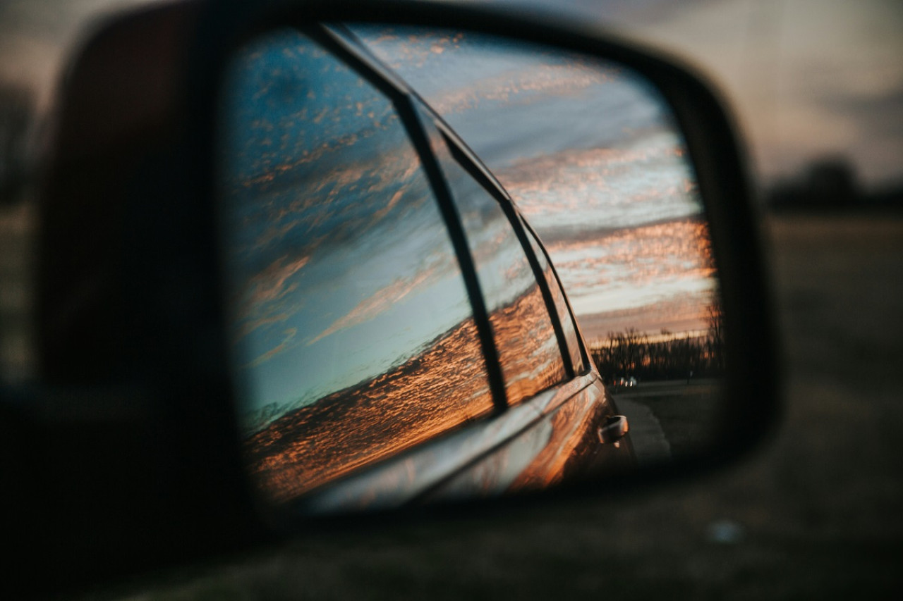 Espejo retrovisor; auto; vehículo. Foto: Unsplash.