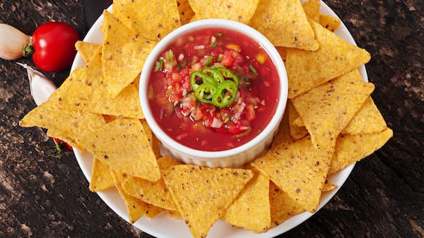 Nachos caseros al horno o fritos: cómo hacer la receta viral para que salgan crocantes y cuál es la salsa ideal para acompañarlos