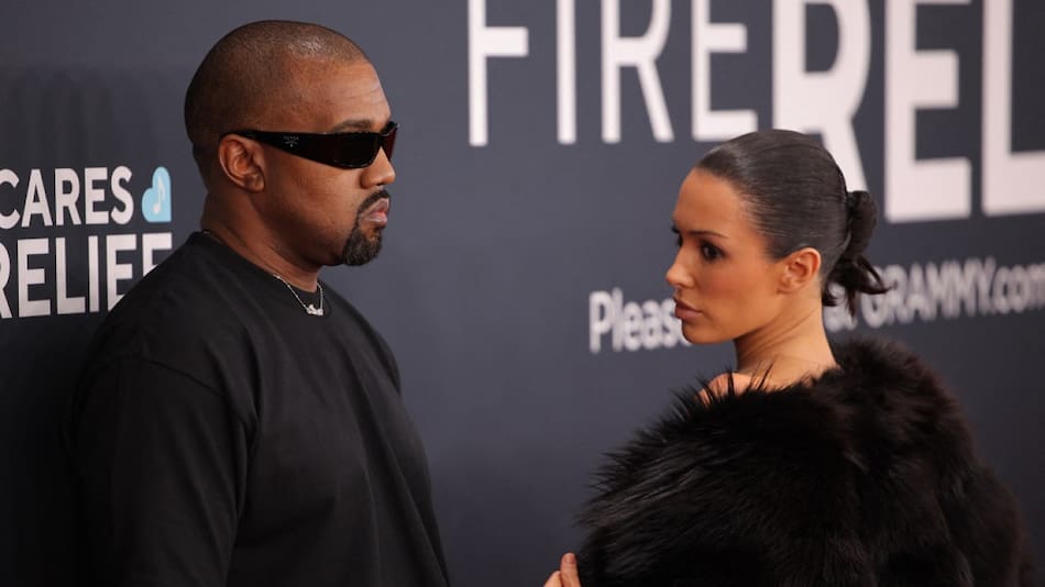 Kanye West y Bianca Censori en los premios Grammy. Foto: Reuters / Daniel Cole.