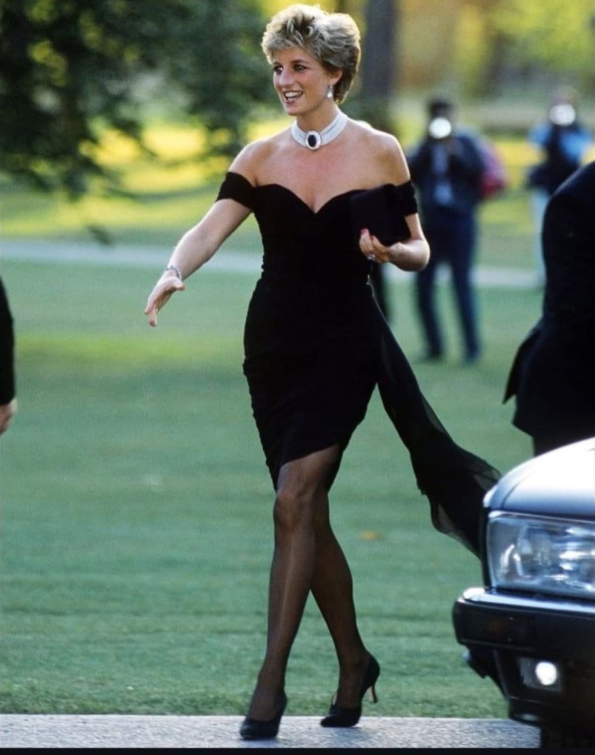 El icónico "vestido de la venganza" que usó Lady Di tras enterarse de la infidelidad de Carlos. Foto: Instagram / ladydirevengelooks.