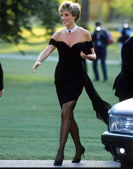 El icónico "vestido de la venganza" que usó Lady Di tras enterarse de la infidelidad de Carlos. Foto: Instagram / ladydirevengelooks.