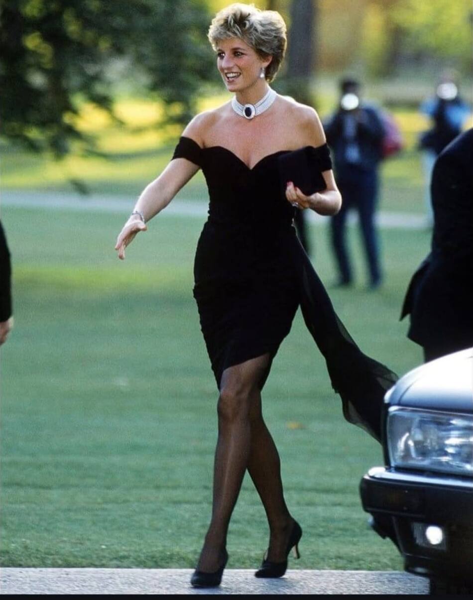 El icónico "vestido de la venganza" que usó Lady Di tras enterarse de la infidelidad de Carlos. Foto: Instagram / ladydirevengelooks.