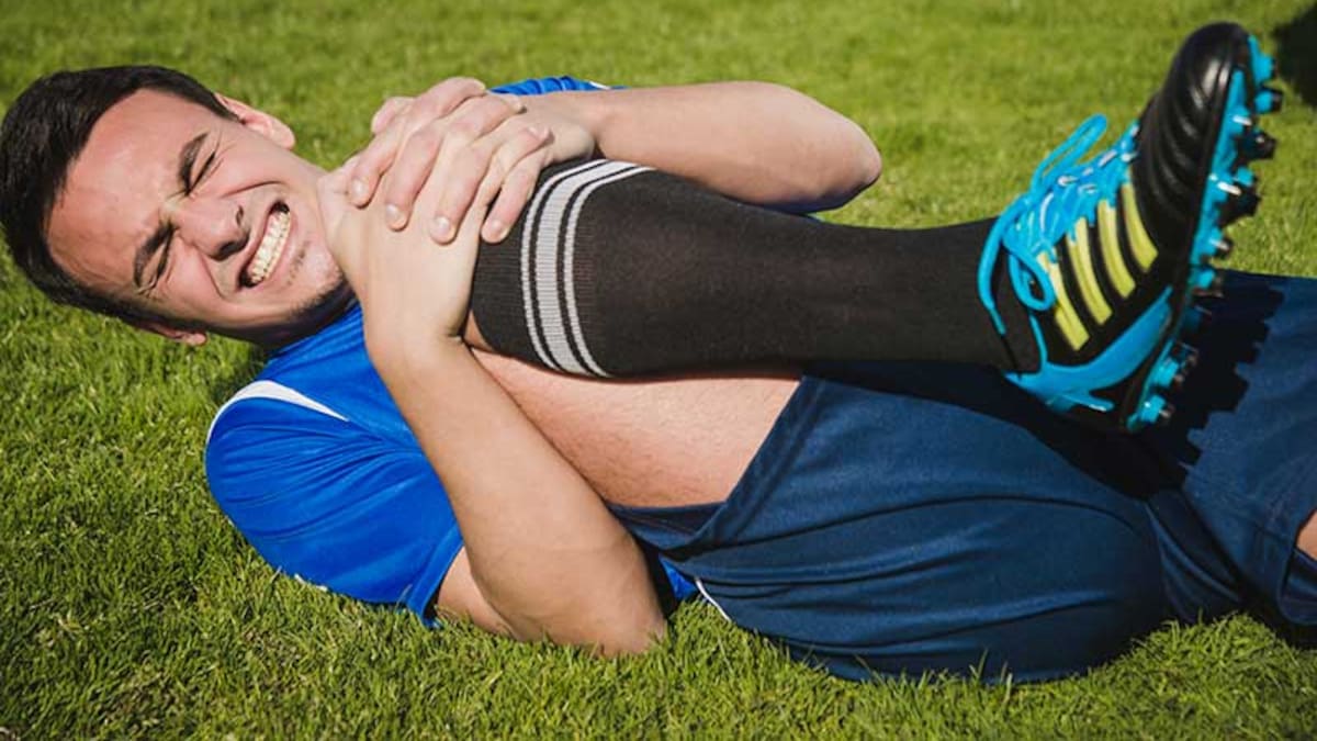 Jugar al fútbol amateur: cómo evitar lesiones y problemas cardiovasculares, según especialista