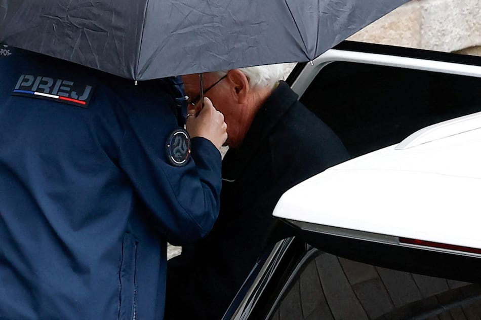 Le Scouarnec llegando a los tribunales donde lo juzgan por violación agravada y agresión sexual contra cientos de niños durante varias décadas. Foto: REUTERS/Stephane Mahe