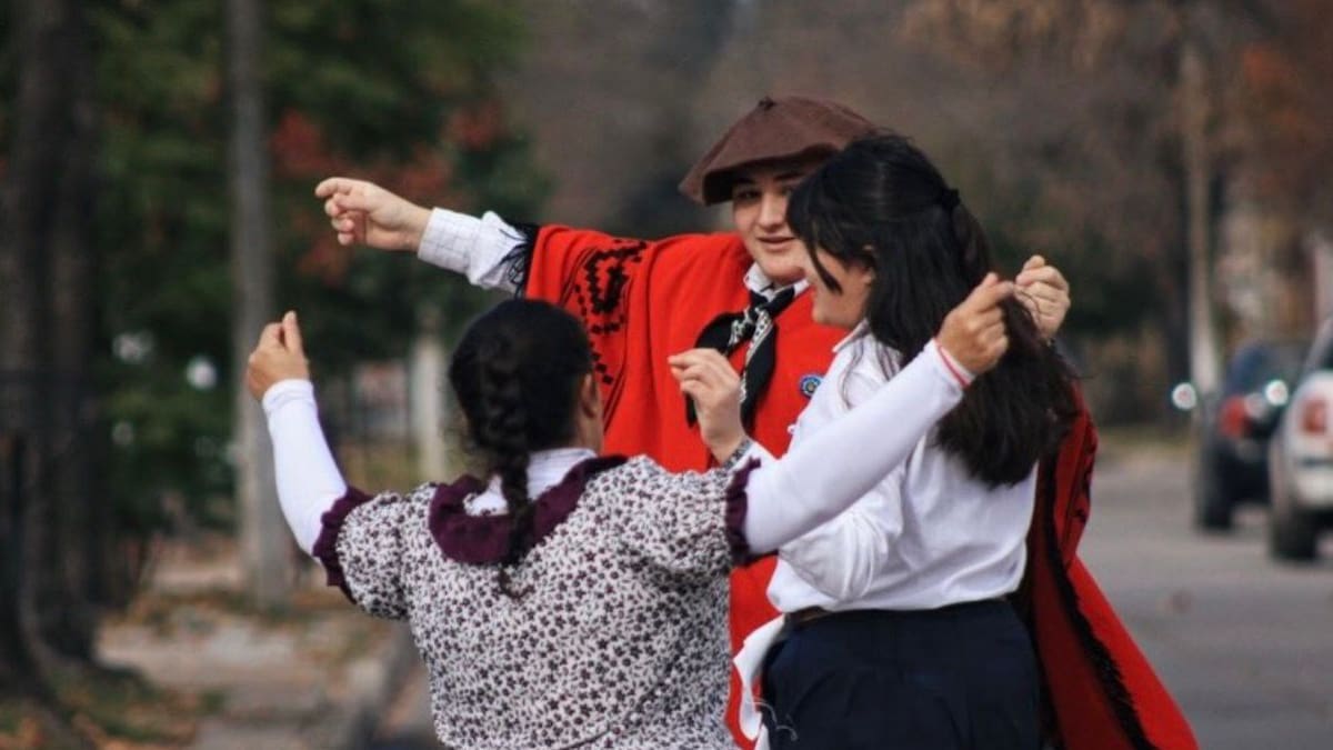 Habrá chocolate caliente gratis y folklore: cuándo y dónde se realiza el festival patrio bonaerense para ir en familia