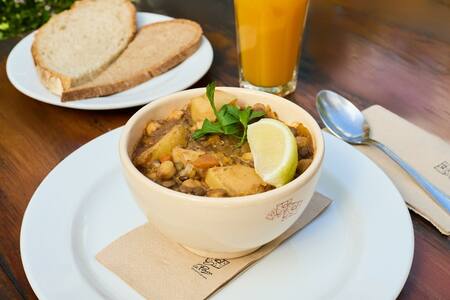 Locro vegano con salsa chimichurri y cajú. Foto: Le Pain Quotidien.