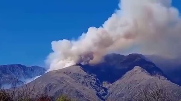 Fuego en Córdoba: la provincia emitió la alerta roja por el incendio en el cerro Champaquí