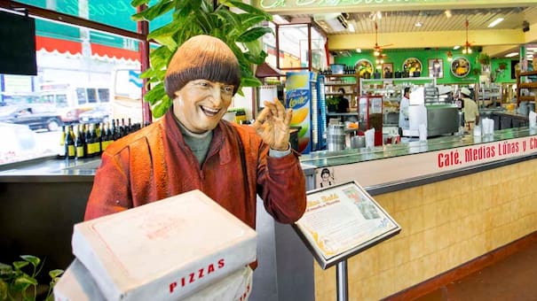 Secretos de la mejor pizzería de Chacarita: fugazzeta con muchísima muzzarella, la estatua de Carlitos Balá y una esquina inconfundible