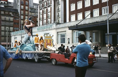 La carroza de Havanna pasa por el mítico hotel Hermitage
