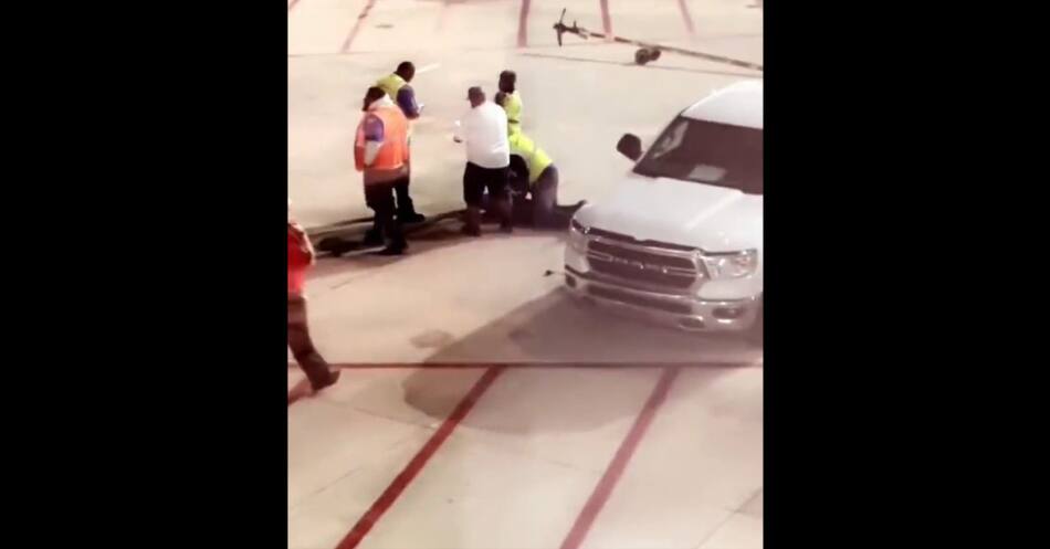 Agentes retuvieron a un hombre abrió la puerta de emergencia y subió al ala de la aeronave. Foto: Captura de video.