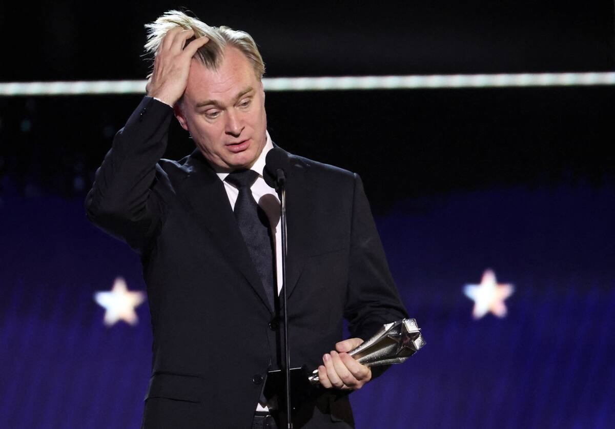 Christopher Nolan recibe el Premio al mejor Director por Oppenheimer. Foto: Reuters.