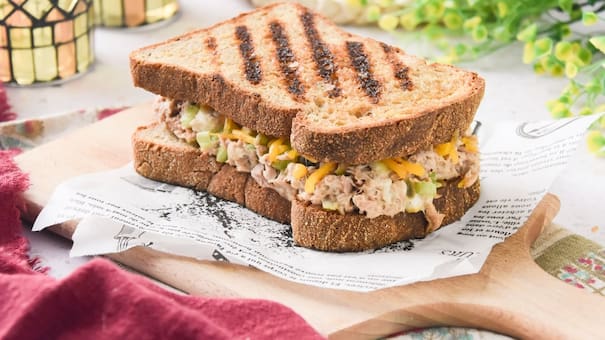 Los ingredientes y la receta del Tuna Melt, el sabroso sándwich “express” que combina atún con queso