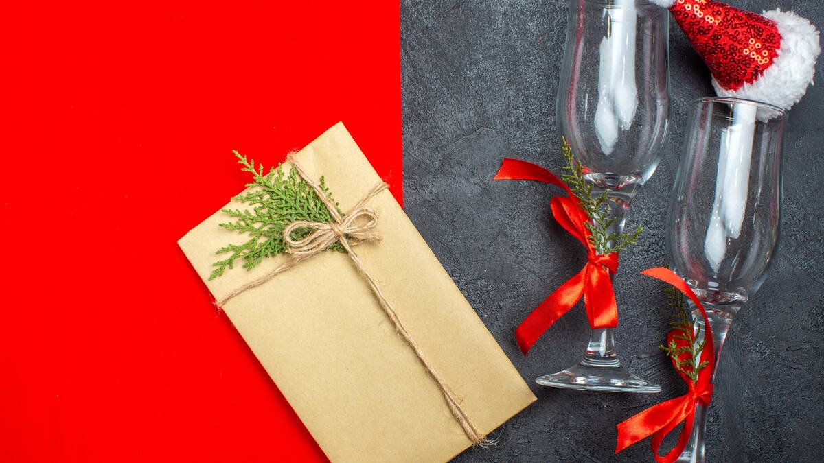 Cómo es el ritual de la cinta roja en Navidad.