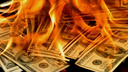 Dólares en llamas