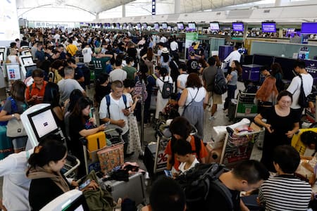 Complicaciones en aerolíneas de todo el mundo por fallo informático de Microsoft. Foto: Reuters.