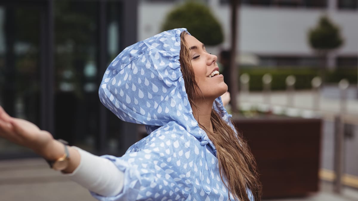 Look de verano para un día de lluvia.