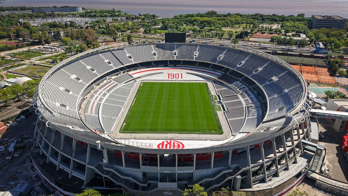 Dormir gratis en el Monumental: cómo acceder a una experiencia única en el estadio de River y patear penales con Gonzalo Montiel
