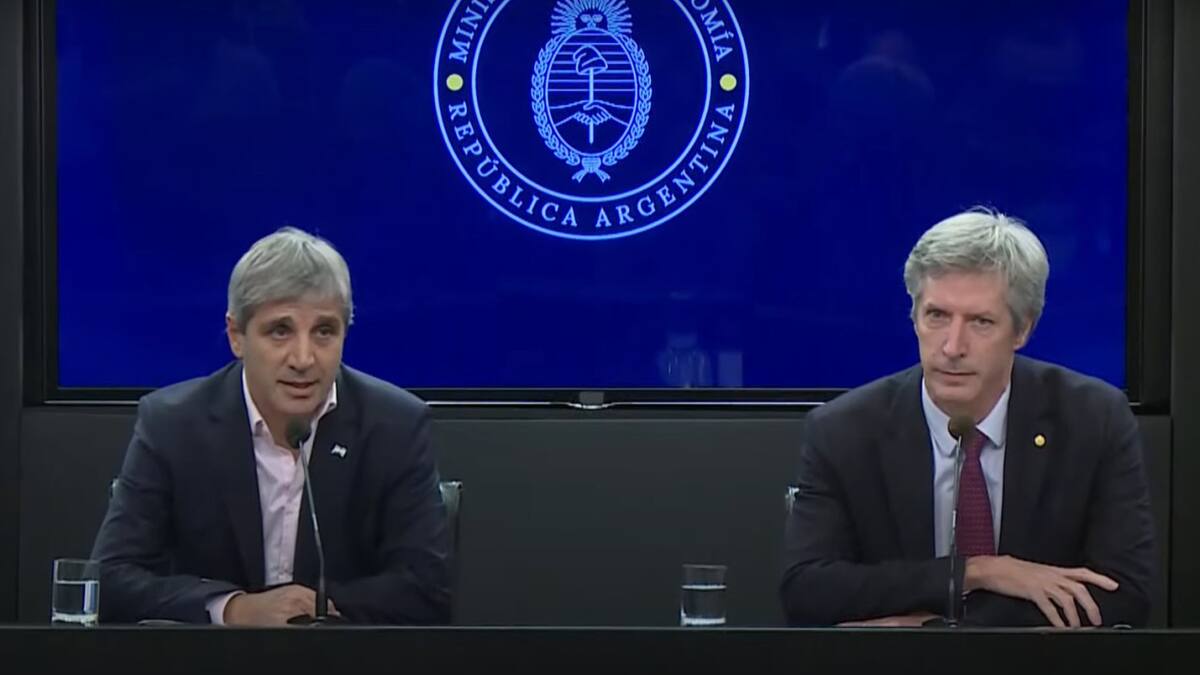 Conferencia de prensa de Luis Caputo y Santiago Bausili
