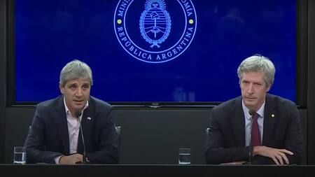 Conferencia de prensa de Luis Caputo y Santiago Bausili