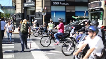 La forma más barata de moverse por Buenos Aires: ¿transporte público o moto?