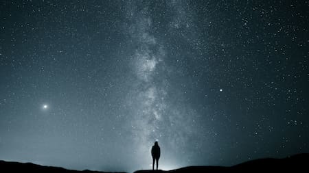 El espectáculo de poder ver las estrellas se ve perjudicado por la contaminación lumínica. Foto: Unsplash.