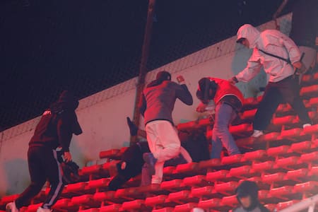 Brutal violencia entre hinchas de Independiente y la U de Chile.