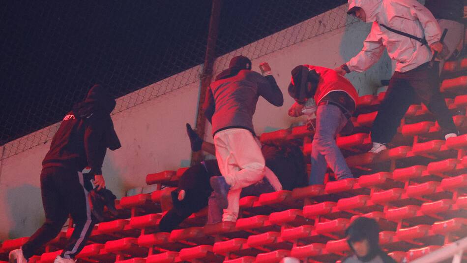 Brutal violencia entre hinchas de Independiente y la U de Chile.