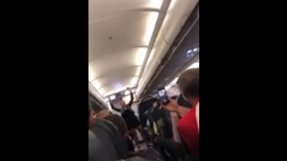 Insólito vuelo hot la bajaron del avión tras subir borracha y exhibir sus partes íntimas