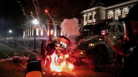 Un artefacto incendiario estalla frente a un vehículo policial en Kenosha, Wisconsin, REUTERS