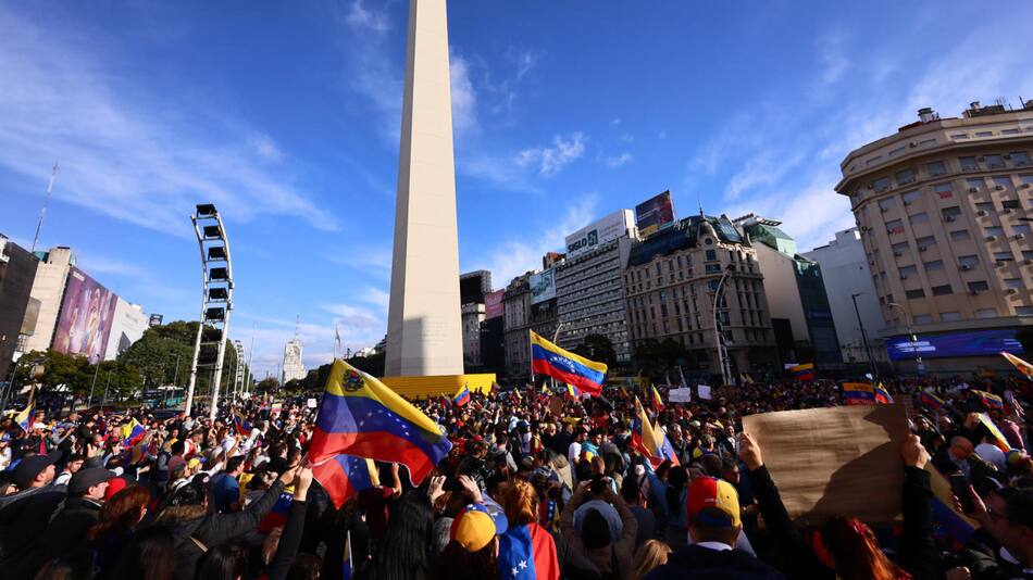 Venezolanos en Argentina protestan contra el resultado de las elecciones. Foto: EFE