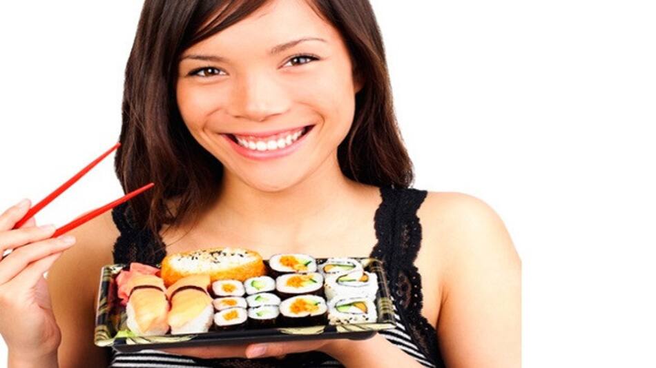 Mujer comiendo sushi