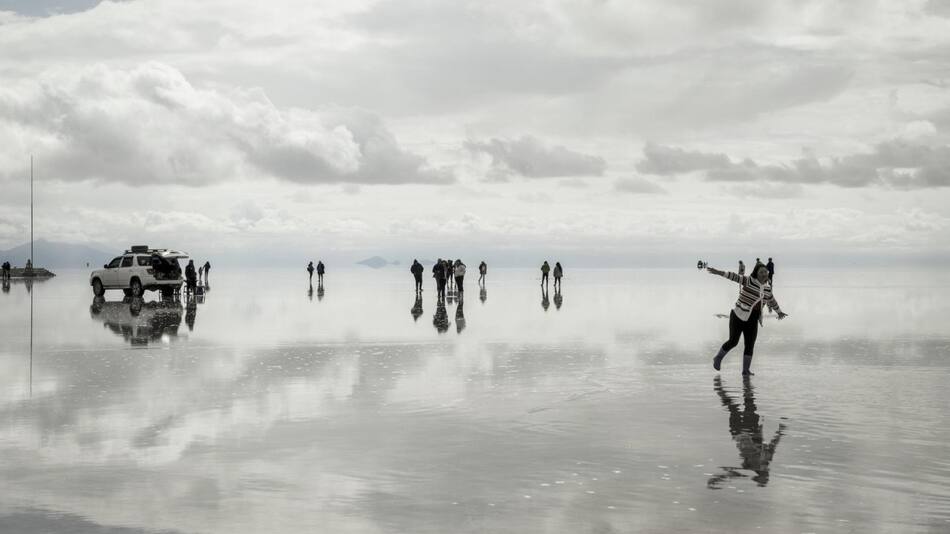 Turistas visitan el salar de Uyuni para pasar el año nuevo. Foto: EFE.