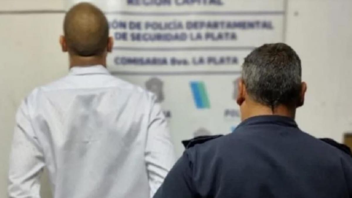 Decapitó a su madre, se duchó, cenó y fue a la comisaría: "Maté a mi mamá, vengo a entregarme"