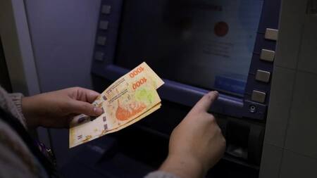 Cómo evitar estafas en cajeros automáticos. Foto: NA.