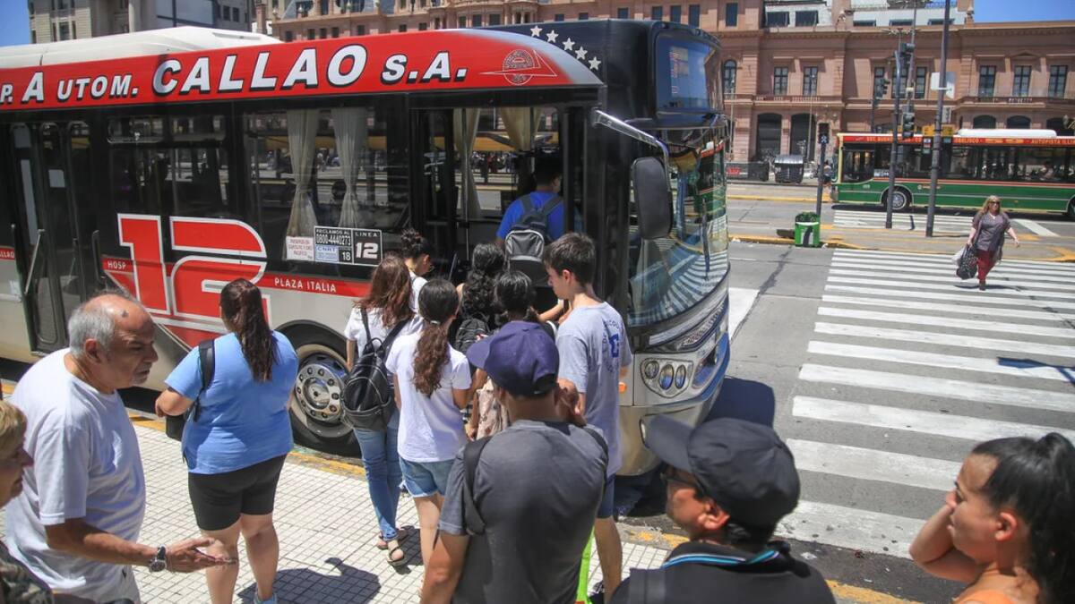 Sube el precio de los boletos de colectivo y de trenes. Foto: NA