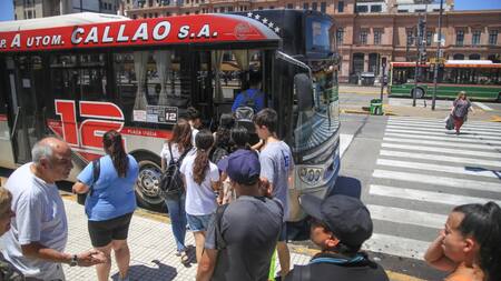 Sube el precio de los boletos de colectivo y de trenes. Foto: NA