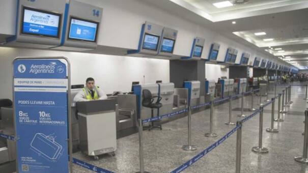 Los controladores aéreos justifican la protesta y aseguran que la medida "excede lo salarial"