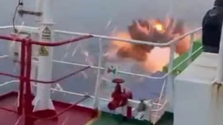 Un barco hunde una lancha pirata cuando intentaba abordarles. Foto: X.