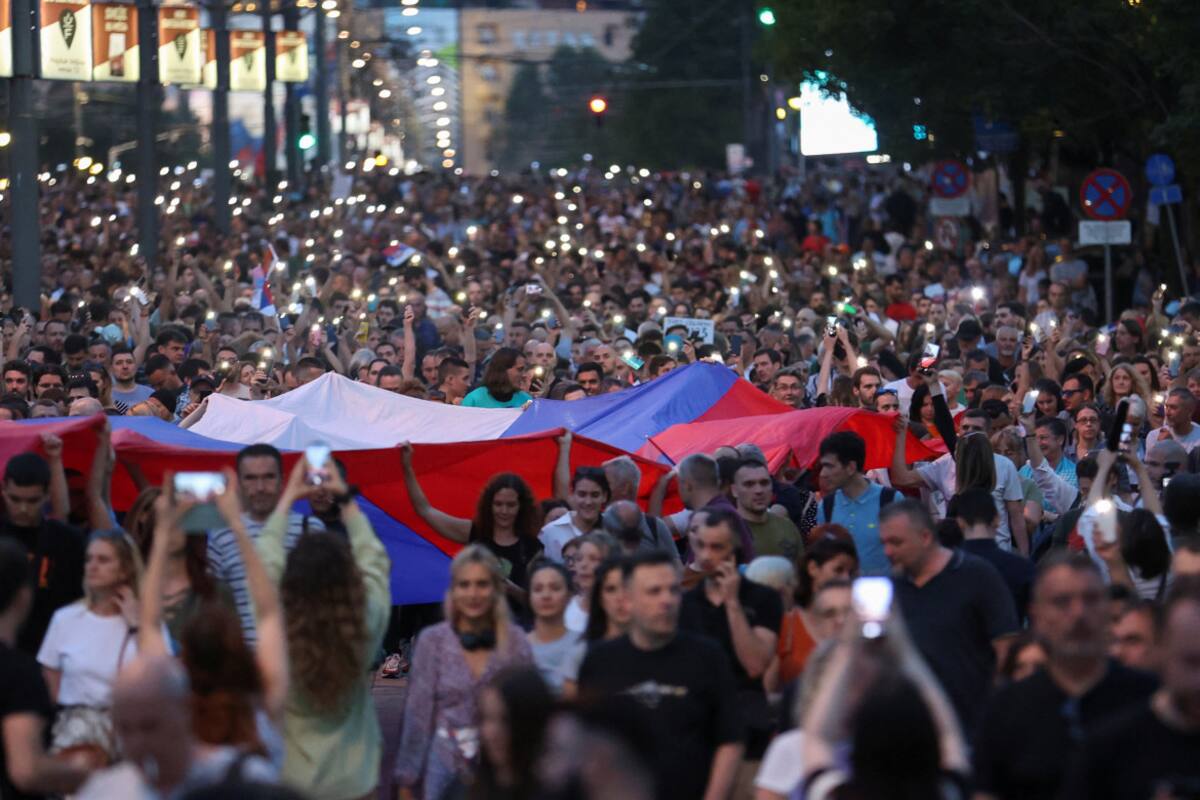 Manifestantes con sus celulares quieren