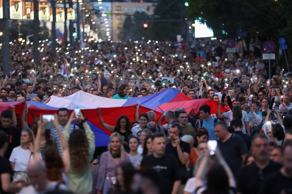 Manifestantes con sus celulares quieren