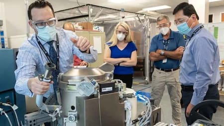 Baño para mujeres en el espacio, NASA.
