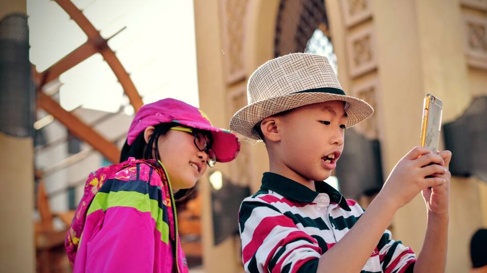El uso del celular en niños. Foto: Unsplash