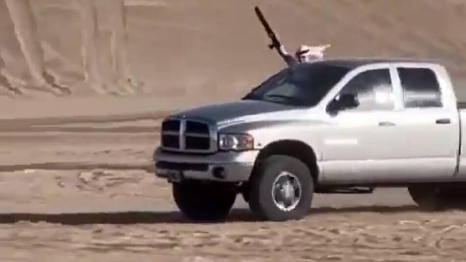 Se disfrazaron de árabes con escopetas en la playa. Foto: captura de video.