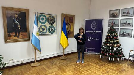 Patricia, en la Embajada argentina junto a su bebé.