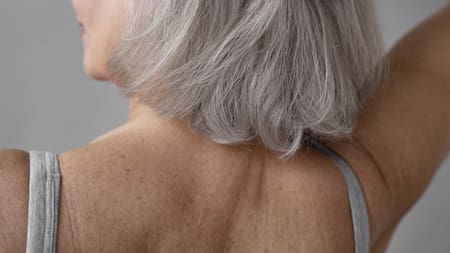 Cómo evitar las canas amarillas. Foto Freepik