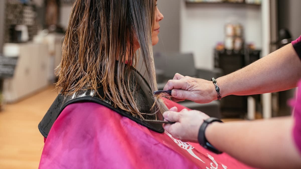 Corte de pelo, flequillo, peluquería. Foto Freepik