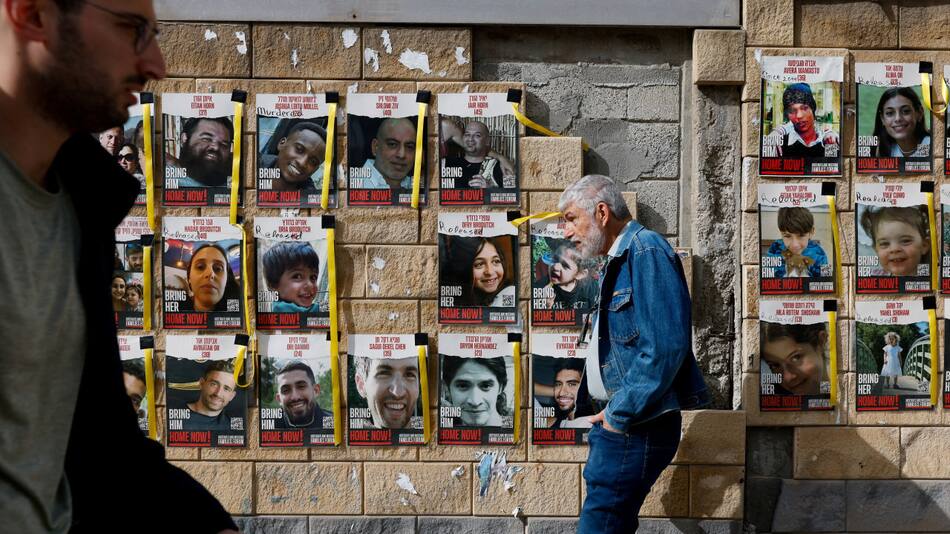 Fotos de rehenes en calles israelíes. Foto: Reuters.
