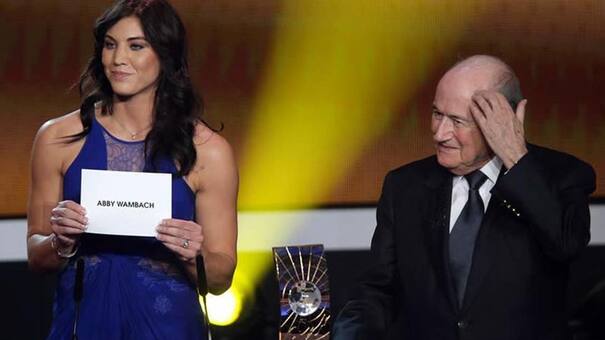 Escándalo: futbolista estadounidense acusó a Blatter de tocarle la cola