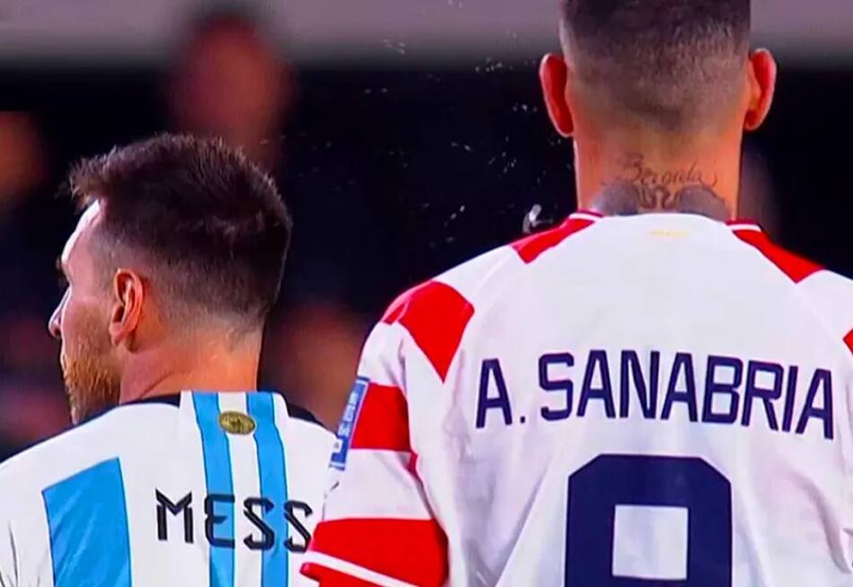 Cruce entre Sanabria y Messi en el encuentro entre Argentina y Paraguay por Eliminatorias. Foto: Captura de video.